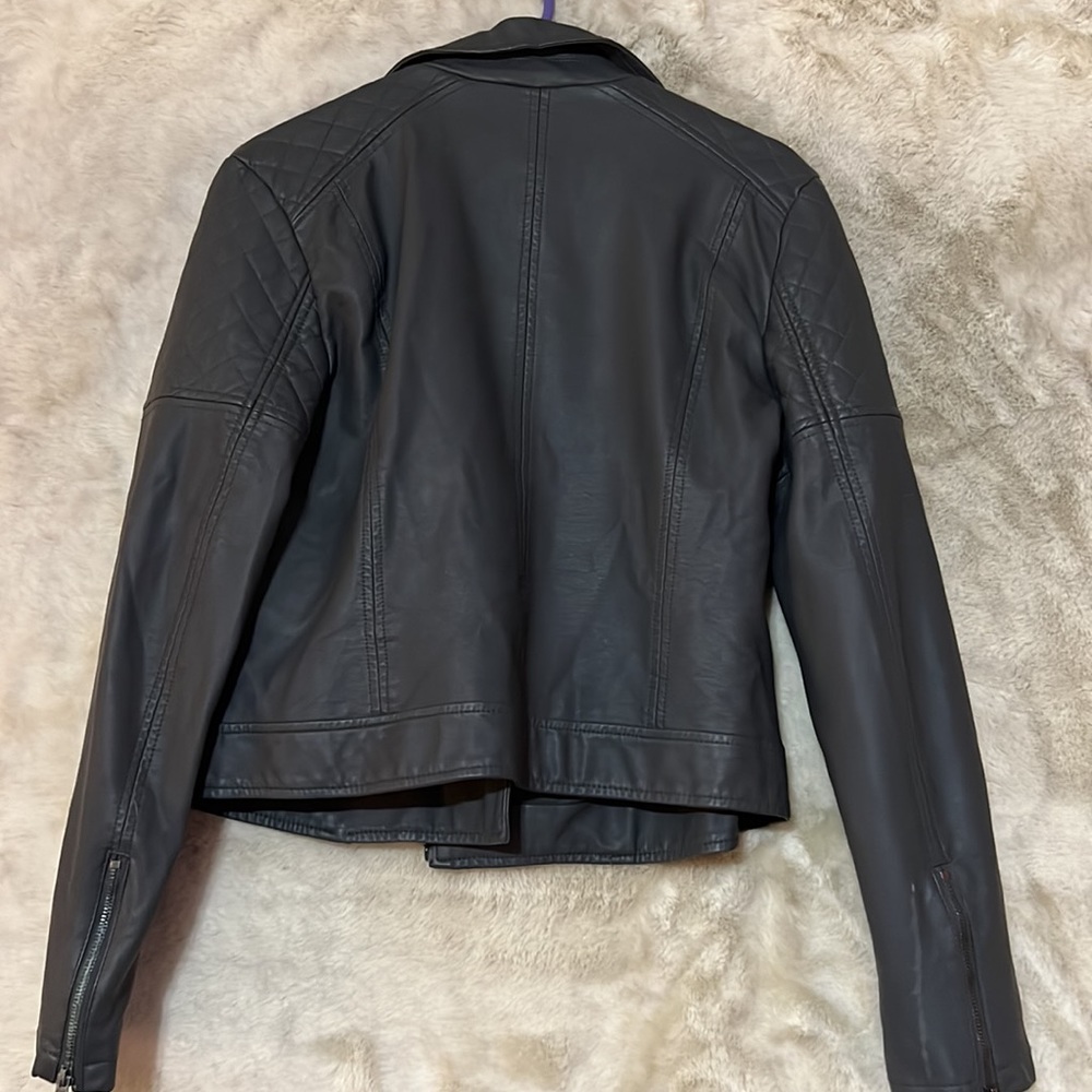 Simply styled jacket. - Picture 2 of 7